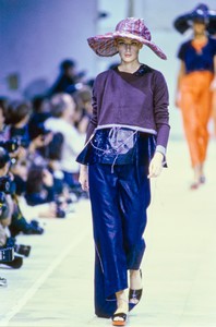 COMME-DES-GARCONS-SPRING-1992-RTW-121-CN10044341.thumb.jpg.6f7ff8c66a8c31cb8152abc40384dbeb.jpg