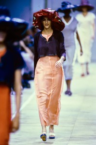 COMME-DES-GARCONS-SPRING-1992-RTW-123-CN10044344.thumb.jpg.3aab6a5e253dbb88d7b6c98c3201f228.jpg