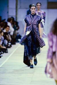 COMME-DES-GARCONS-SPRING-1992-RTW-127-MARIE-SOPHIE-WILSON-CARR-CN10044349.thumb.jpg.96ce04a990d2d54c6deae2c1c674e009.jpg