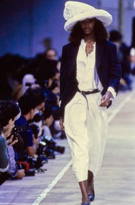 COMME-DES-GARCONS-SPRING-1992-RTW-17-BEVERLY-PEELE-CN10044176.thumb.jpg.bd5c4c7acbebd0a0b5da1c07c656aaf0.jpg