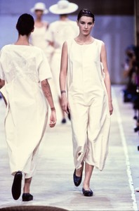 COMME-DES-GARCONS-SPRING-1992-RTW-23-CN10044188.thumb.jpg.30b422affebcc255b02698d3d90d8c7b.jpg