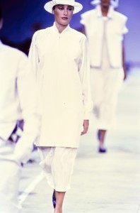 COMME-DES-GARCONS-SPRING-1992-RTW-27-MARIE-SOPHIE-WILSON-CARR-CN10044193.thumb.jpg.9387dc1004f587affd76e3a5d4db72b2.jpg