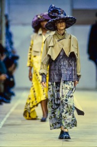 COMME-DES-GARCONS-SPRING-1992-RTW-37-CN10044209.thumb.jpg.857f212d150af616abc432b8634960ff.jpg