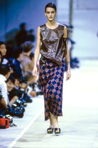 COMME-DES-GARCONS-SPRING-1992-RTW-52-CN10044234.thumb.jpg.eff51092256c7ac7d3ae7333c3545260.jpg