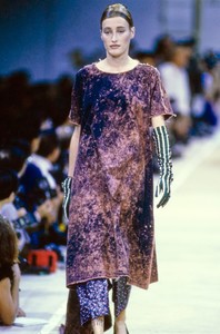 COMME-DES-GARCONS-SPRING-1992-RTW-72-MARIE-SOPHIE-WILSON-CARR-CN10044269.thumb.jpg.abff34e18529f3eec18adfcf1436a66e.jpg