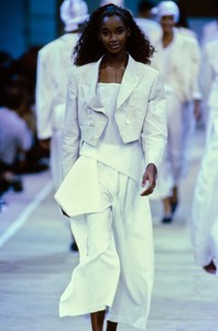 COMME-DES-GARCONS-SPRING-1992-RTW-82-BEVERLY-PEELE-CN10044284.thumb.jpg.328e66d858ed905e15a7aad0f6bd78e6.jpg