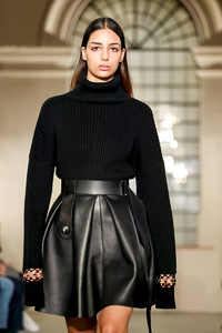 David-Koma-RTW-FW18-London-5640-1519047233-bigthumb.thumb.jpg.da0f5d6f96e8abce9a450ca519ea7831.jpg