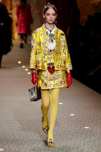 Dolce-And-Gabbana-RTW-FW18-Milan-6844-1519570506-bigthumb.jpg