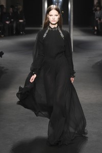 Faretta_Alberta-Ferretti-RTW-FW18-Milan_02.thumb.jpg.60027851c8c235e05de63c6666e2152f.jpg