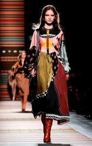 Faretta_Catwalk_ETRO_02.thumb.jpg.ebbc5c1cda69ec1202886234555fa2df.jpg