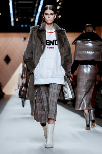 Fendi-RTW-FW18-Milan-0255-1519304348-bigthumb.thumb.jpg.b0003e766467196e11800ef8b4cfd56f.jpg