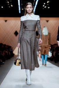 Fendi-RTW-FW18-Milan-0334-1519304467-bigthumb.thumb.jpg.0728a8f7362843808d2cc350268b95c7.jpg