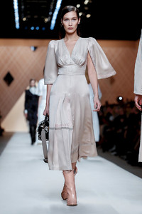 Fendi-RTW-FW18-Milan-0438-1519304630-bigthumb.thumb.jpg.a7a0d7bf401ac85dcb331a010bac5418.jpg