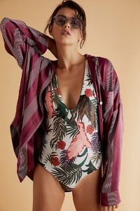 Free-People-Vacation-Getaway-2018-Lookbook05.thumb.jpg.5285f962fa6f5d99b5ee77449e874015.jpg