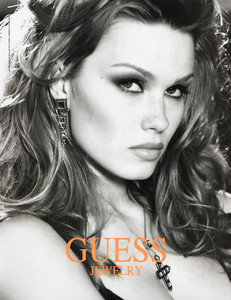GuessJewelryAdElleUS1194.thumb.jpg.b213884183050f04f86a810f77c63be1.jpg