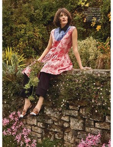 Harper_s_Bazaar_UK__March_2018-9.jpg