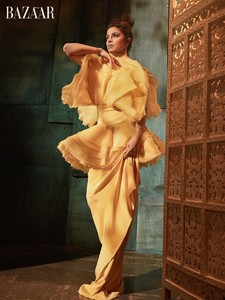 Harpers-Bazaar-Vietnam-March-2018-Priyanka-Chopra-2.thumb.jpg.59fefb61541a8e36c3d90656b119fa48.jpg