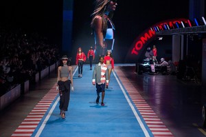 Hilfiger-RS18-1822-2.thumb.jpg.9db2f958d2ded934c5f17a36d91d9c1c.jpg