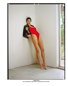 Kendall-Jenner-Model04.thumb.jpg.37f98988a134bd896ccf7104fe73f585.jpg