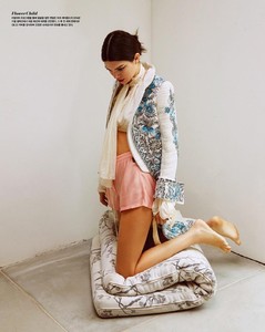 Kendall-Jenner-Model07.thumb.jpg.fecbcce0025ed0807f99de3e27d928b7.jpg