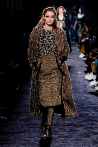 Max-Mara-RTW-FW18-Milan-1502-1519292737-bigthumb.thumb.jpg.ef9a78cf485abd2bfec13b33b773cc41.jpg