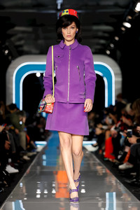 Moschino-RTW-FW18-Milan-9522-1519245715-bigthumb.thumb.jpg.2344ba6a7eed7329c390eb02e5489d2b.jpg