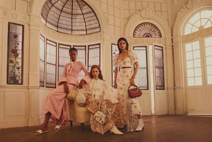 Net-a-Porter-spring-2018-ad-campaign-the-impression-02.thumb.jpg.1daa5e62947e1cac7ec31329e31e5d50.jpg