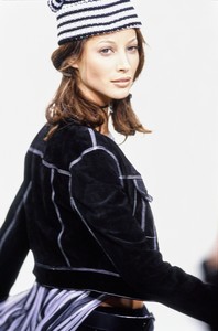 PERRY-ELLIS-SPRING-19993-RTW-22-CHRISTY-TURLINGTON.thumb.jpg.fe322e179aa1c918bcfceb2208598dca.jpg