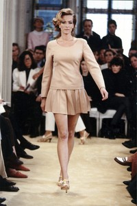 PRADA-SPRING-1992-RTW-10-TATJANA-PATITZ.thumb.jpg.8d9153addb90bda4ed2075cd3e05d168.jpg