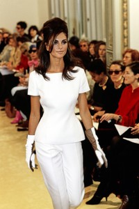 PRADA-SPRING-1992-RTW-28-HELENA-BARQUILLA-CN10033856.thumb.jpg.55ec49aa0e279c11fbb97b4c3b0c1f65.jpg