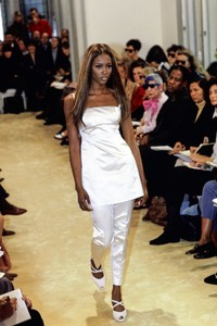 PRADA-SPRING-1992-RTW-48-NAOMI-CAMPBELL-CN10033878.thumb.jpg.90d070b84f6a46e6c1dc8935e8ea5704.jpg