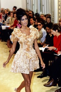 PRADA-SPRING-1992-RTW-72-YASMEEN-GHAURI-CN10033913.thumb.jpg.c72c5ba04b07d89e827768c136d7e0ff.jpg