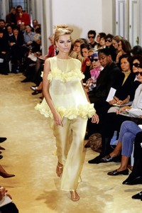 PRADA-SPRING-1992-RTW-76-CN10033919.thumb.jpg.346b04e7d7f74e69ee5846d5ffc273f6.jpg