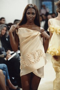 PRADA-SPRING-1992-RTW-DETAIL-31-NAOMI-CAMPBELL.thumb.jpg.812b66e5464a2ee06c9b871cba87d3d1.jpg