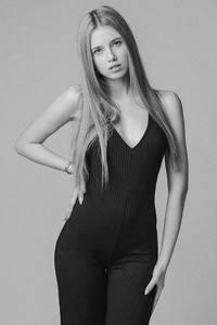 Polina-Model-Sedcard-Beauty-Fashion-Advertising-Natural-Sw.jpg