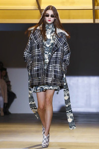Self-Portrait-RTW-FW18-NY-1760-1518258605-bigthumb.jpg