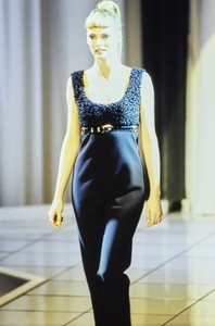 VERSACE-FALL-1994-RTW-DETAIL-41-LINDA-EVANGELISTA-CN10045595.thumb.jpg.b18ab7ecb67639a059519d9b8a4ef76c.jpg