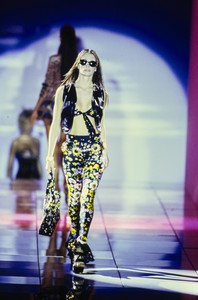 VERSACE-SPRING-1993-RTW-45-CN10046344.thumb.jpg.8d4f9b2eb1facf81c642735cff1574ae.jpg