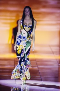 VERSACE-SPRING-1993-RTW-91-CN10046454.thumb.jpg.e6d31632288f7216c9a62d060b89da59.jpg