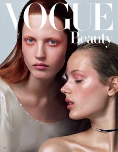 Vogue-_Japan-_August-2017-_Esther-_Heesch-by-_Da.thumb.jpg.80e3c66f750fc47e4ed4fb39e9879060.jpg