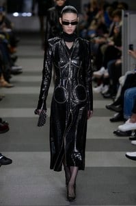 alexander-wang-rf18-0122.thumb.jpg.c327b8a338057c1baab2bfae2a3a17f3.jpg