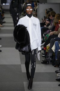 alexander-wang-rf18-0290.thumb.jpg.33369c85d9250790283b5b7e83c65c5e.jpg