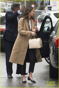 alicia-vikander-michael-fassbender-madrid-15.thumb.jpg.953d2b35869bec5fb68c97a7218a14c8.jpg