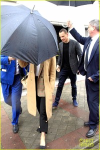alicia-vikander-michael-fassbender-madrid-20.thumb.jpg.495bfca2c3ad43c516cd1ae697e7476e.jpg