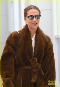 alicia-vikander-new-york-city-february-2018-airport-01-1.thumb.jpg.198b3064d1e8c809861b12f2f7180b2e.jpg