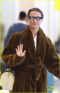 alicia-vikander-new-york-city-february-2018-airport-02-2.thumb.jpg.cd15bec7d0fbed3acd9b7c8773646f1e.jpg