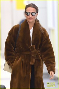 alicia-vikander-new-york-city-february-2018-airport-03.thumb.jpg.c6142e743183388bdbc9705be9b77acc.jpg