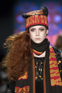 anna-sui-clp-rf18-0195.thumb.jpg.a58a27b10b74e217504965ede28842dd.jpg