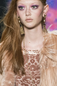 anna-sui-clp-rf18-0855.thumb.jpg.f3d218d1795bff8fac2dcbe8dfc02c50.jpg