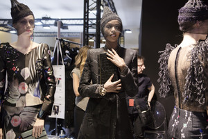 armani-prive-hc-bks-m-rf17-0124.thumb.jpg.1f6c542994c9eb914195ae711bd49098.jpg